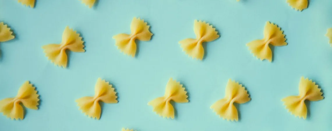 pâtes alimentaires en boucle sur fond bleu pâle