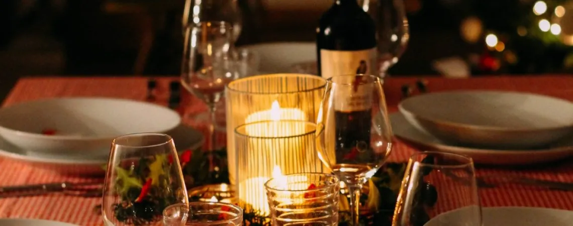 repas sur la table avec bouteille de vin et bougie