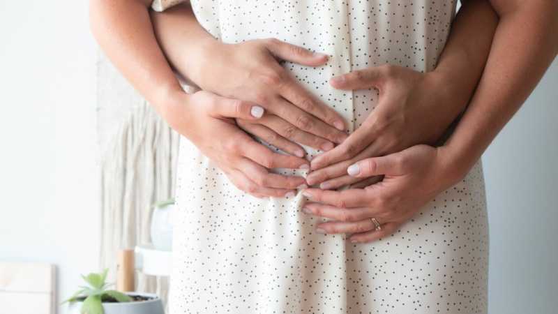 femme enceinte, nausées, mains sur le ventre enceinte