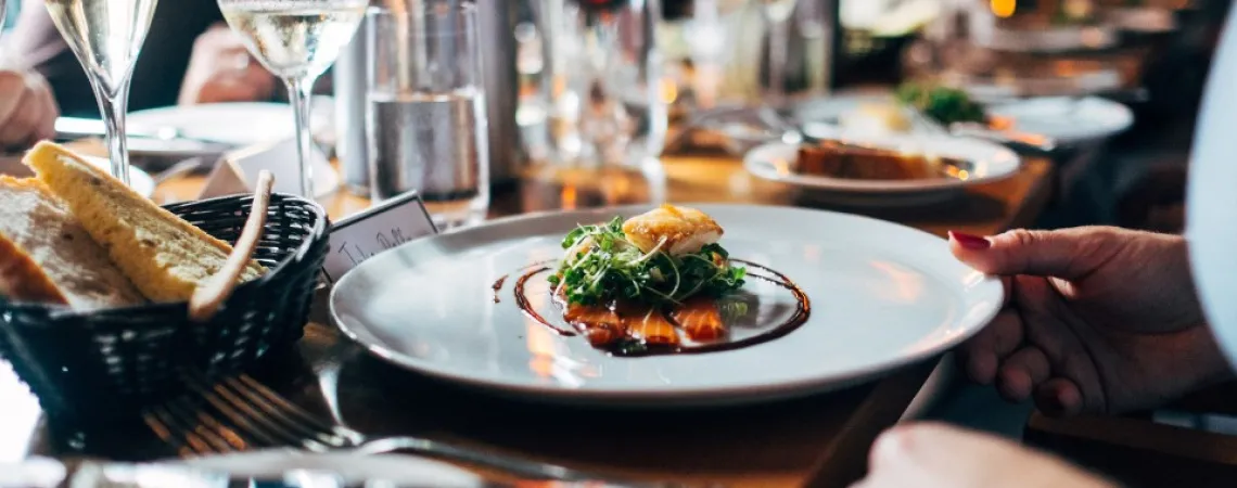 plat de haute gastronomie servi dans un restaurant