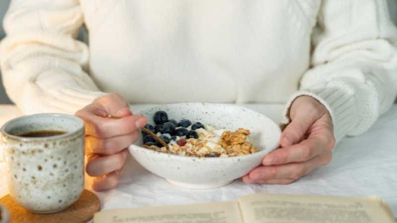 Femme avec yogourt granola live café - Woman with yogurt granola book coffee