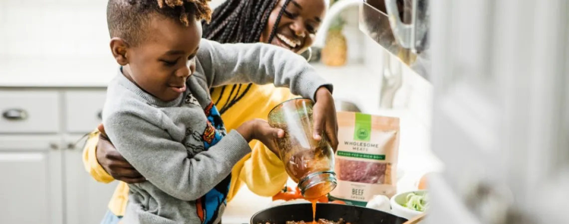 mère avec son fils souriants et cuisinant