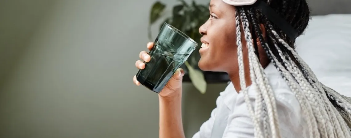 Femme qui boit de l'eau en pyjama - Woman drinking water in her pyjamas