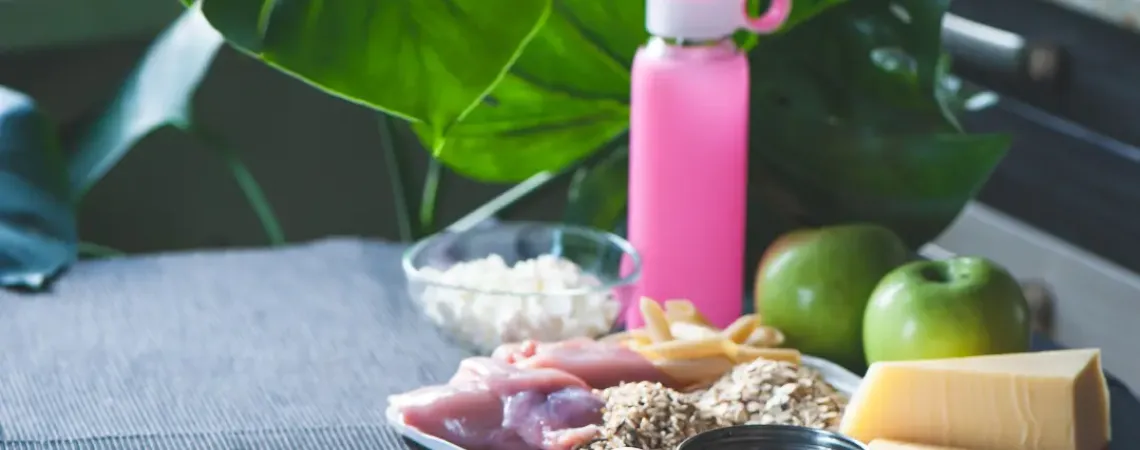 aliments pour sportifs et bouteille d'eau sur un comptoir