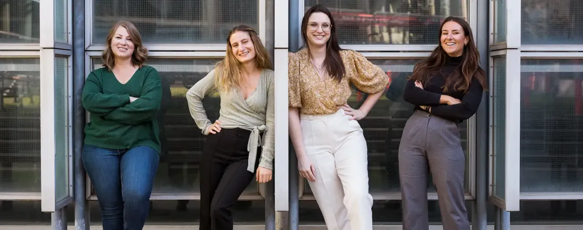 A nutritionist takes notes during a consultation with a patient - Une nutritionniste prend des notes lors d’une consultation avec un patient