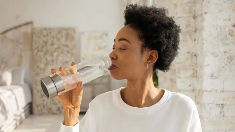 Femme buvant de l'eau - Woman drinking water