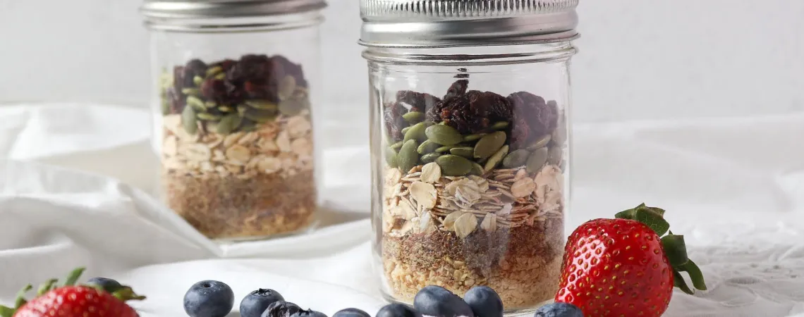 gruau à assembler avec graines, fruits séchés, bleuets et fraises