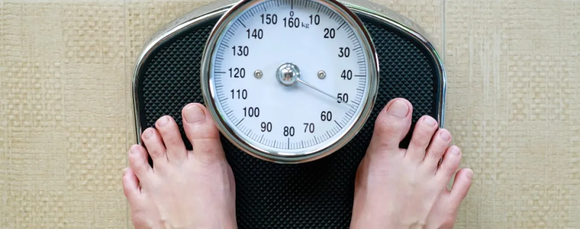 Pieds sur une balance