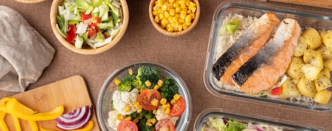 Différents types d'aliments dans des récipients en plastique sur une table various types of food in plastic containers on a table