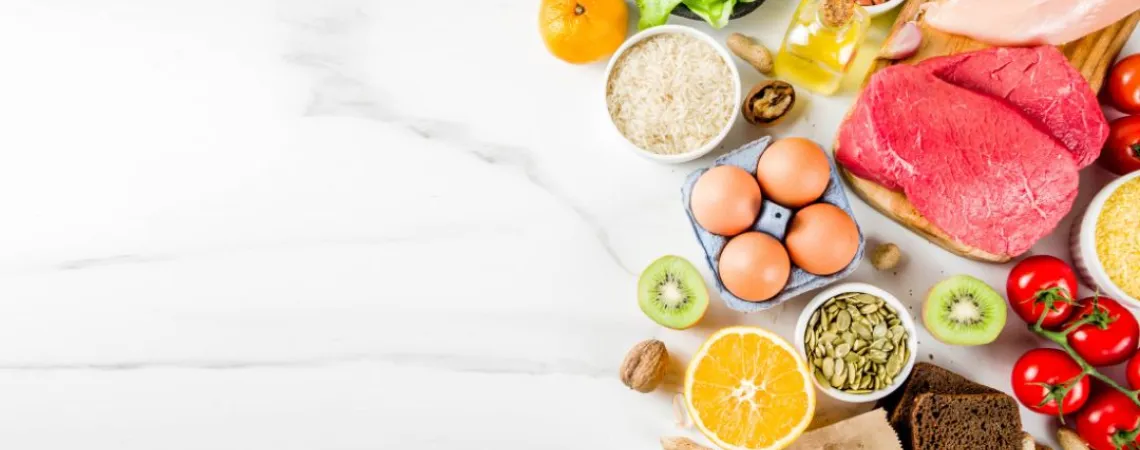 un assortiment d'aliments sains disposés sur une surface en marbre