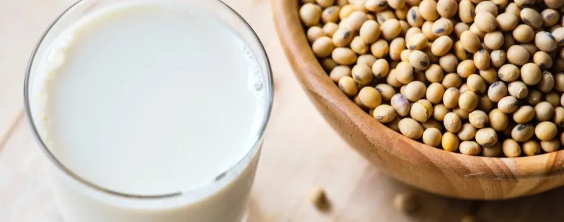 verre de lait de soya avec graines de soya