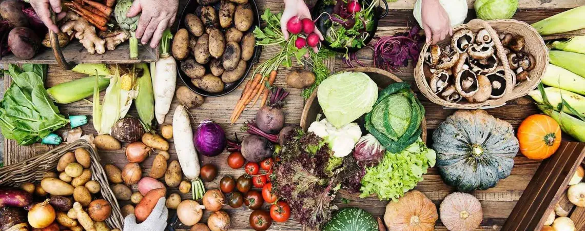 Fruits et légumes sur une table