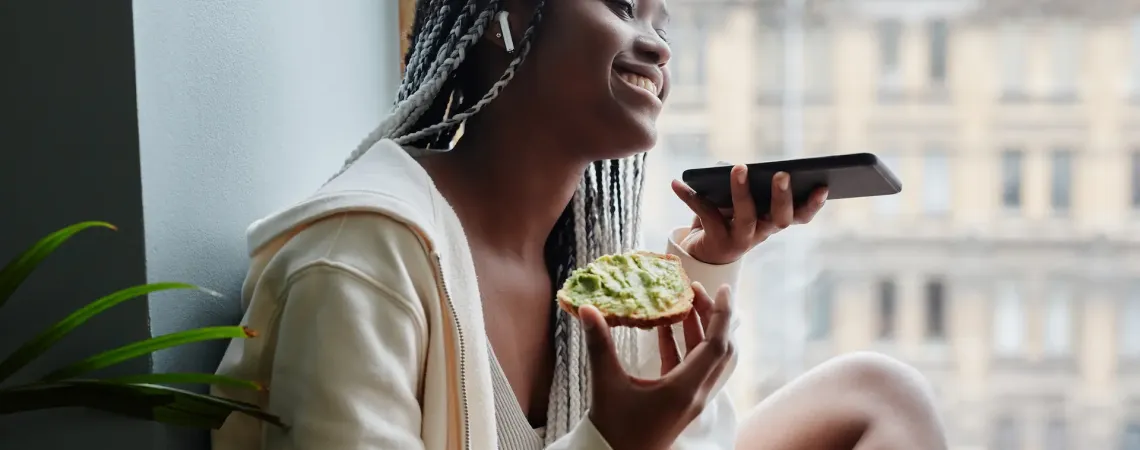 Femme mangeant une toast à l'avocat - Woman eating avocado toast