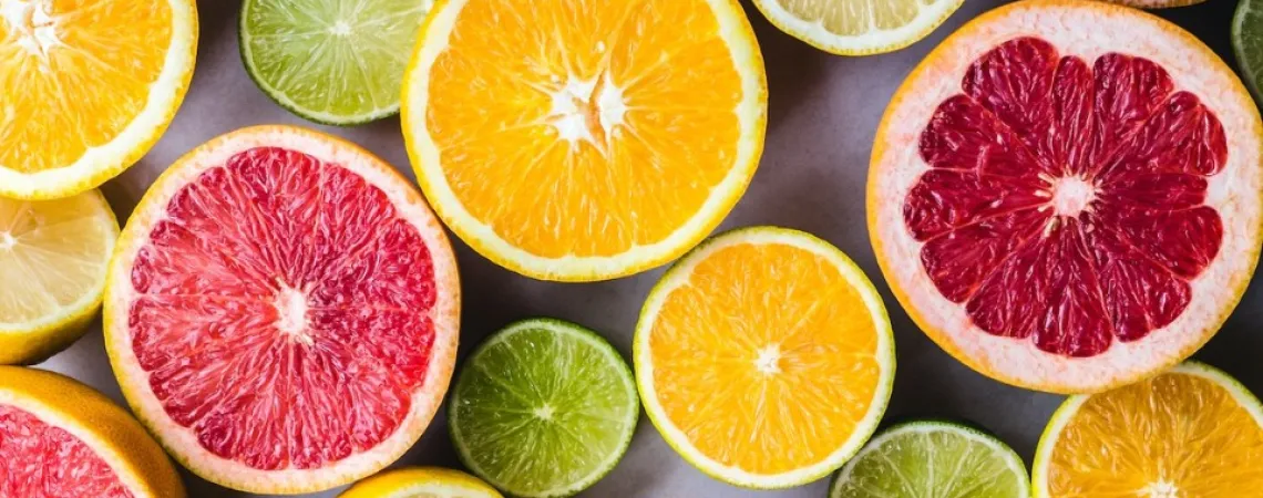 Plusieurs pamplemousses, oranges et limes coupés en deux
