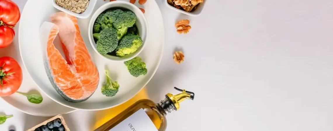 un assortiment d'aliments comprenant du saumon, du brocoli, des noix, des myrtilles, des noix et de l'huile d'olive