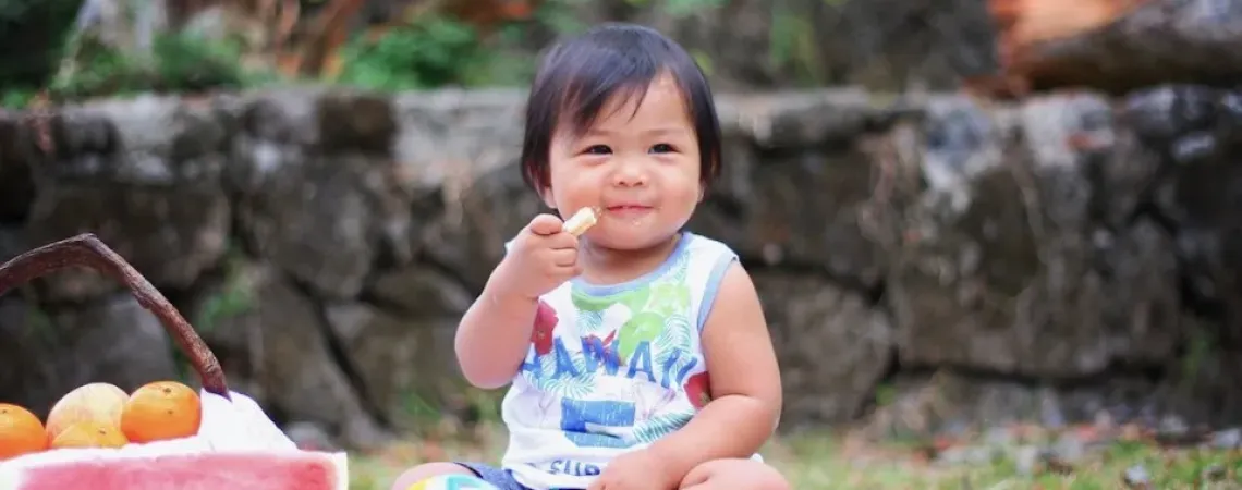 enfant qui mange lors d'un picnic