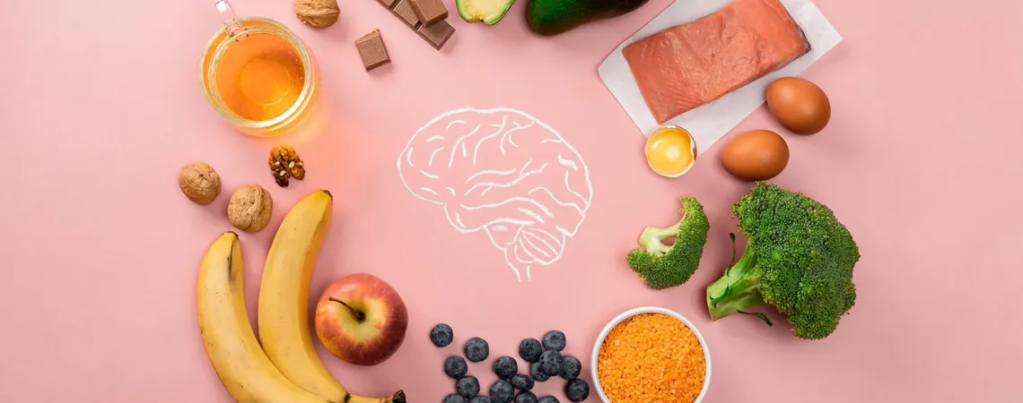 Aliments pour le cerveau devant fond rose - Brain foods on pink background