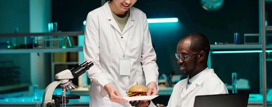 Scientifiques dégustant burger dans laboratoire - Scientist tasting lab grown burger in laboratory