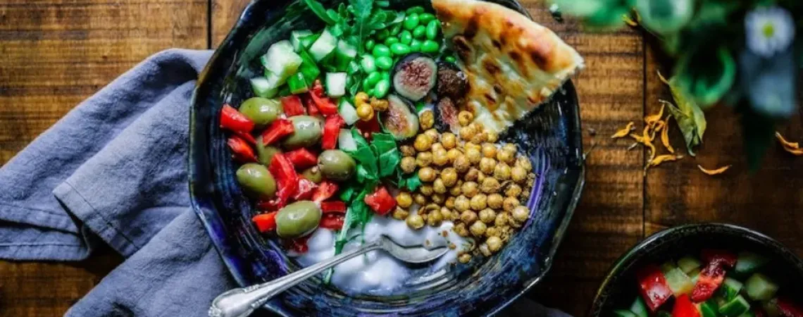 bol de légumes avec pois chiche concombre tomate et pain naan