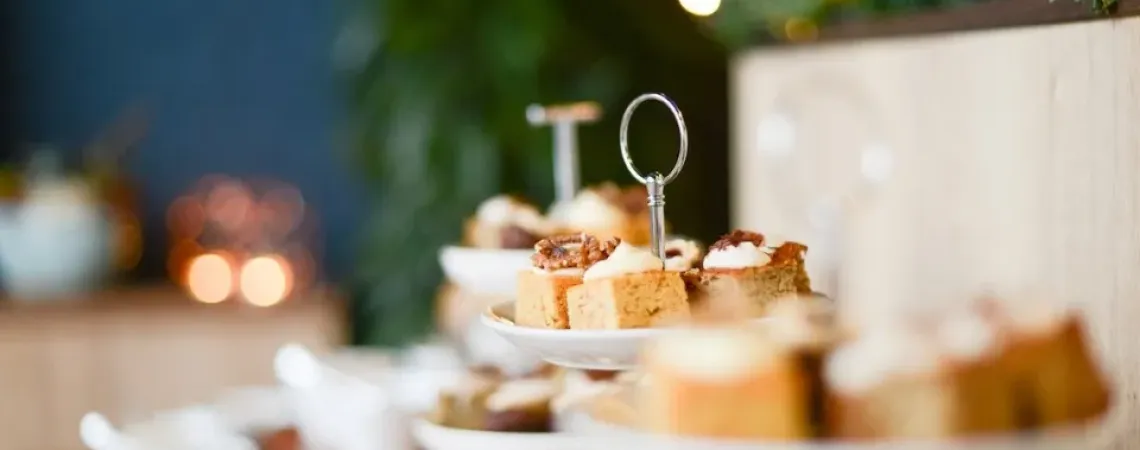 petits gâteaux sur plateaux