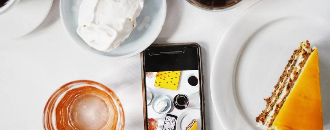 un téléphone intelligent entouré de nourritures et boissons