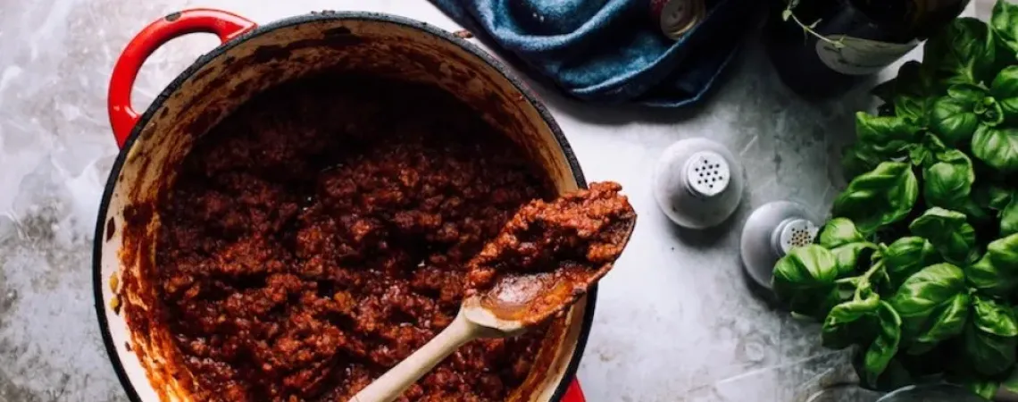 chili dans un chaudron rouge