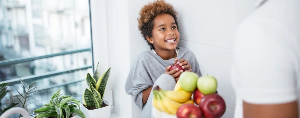 Enfant recevant une collation saine