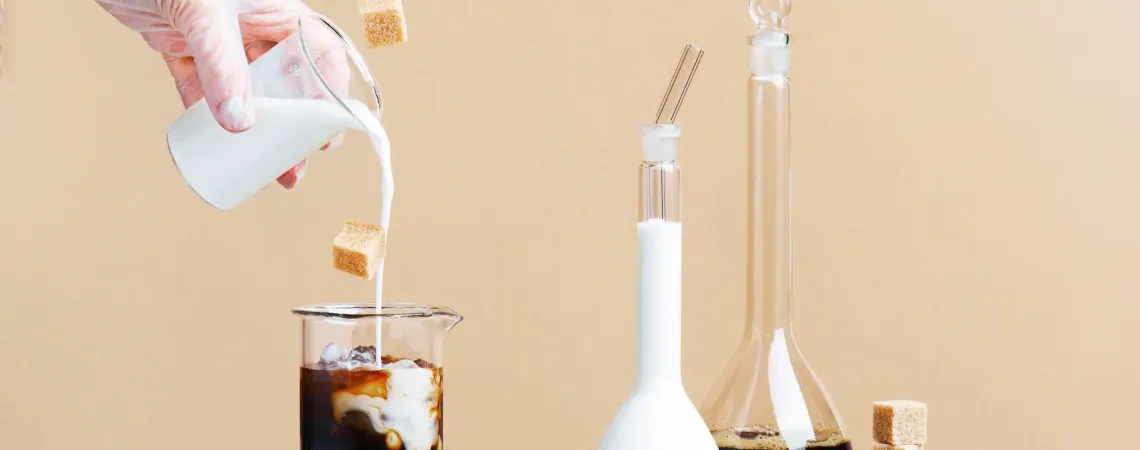 sucre raffiné superposé d'une framboise