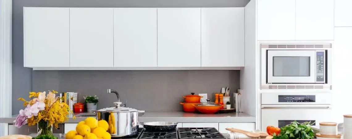 Une cuisine avec plusieurs accessoires de cuisine