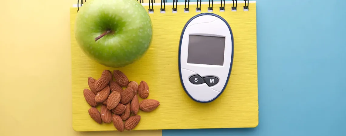 Glucomètre pomme amandes et carnet de notes