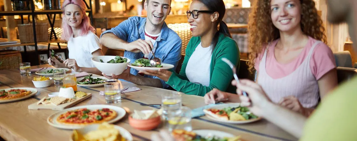 Amis qui mangent au restaurant café - Friends eating at the restaurant café
