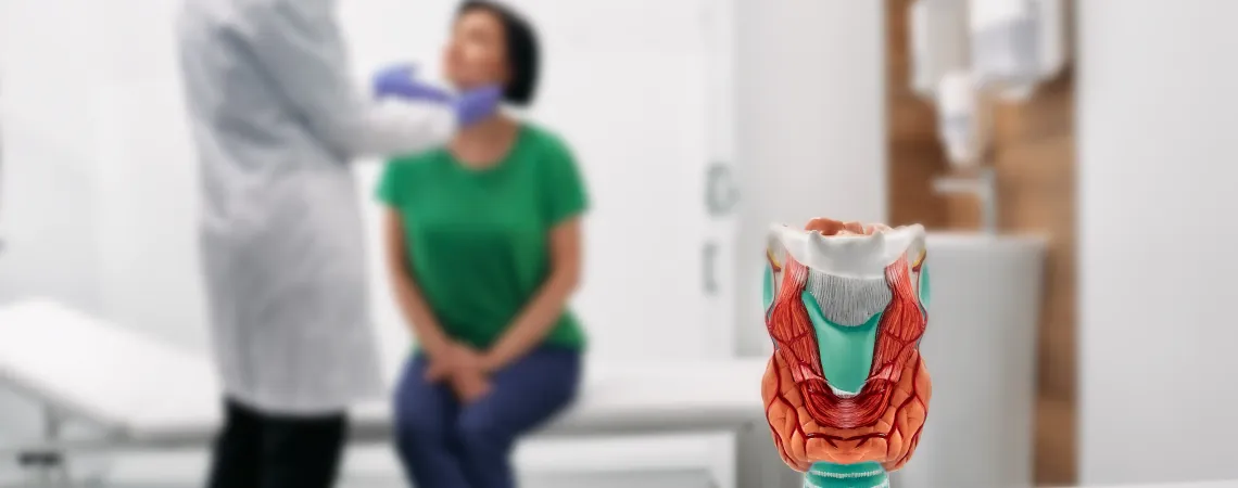 médecin palpe le cou de la femme pour le diagnostic des maladies thyroïdiennes