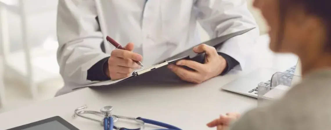 Mains d'un médecin sur un clavier d'ordinateur