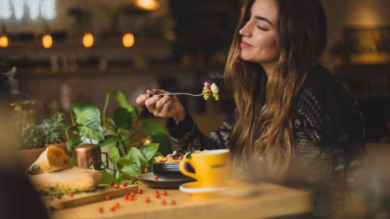 femme qui mange des légumes 