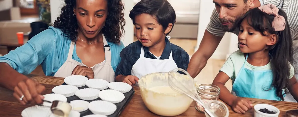Famille cuisinant des pâtisseries - Family baking