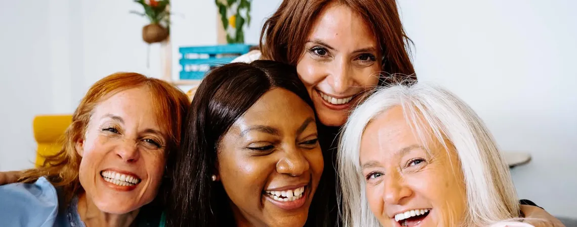 Quatre femmes diverses souriant | Four diverse women smiling