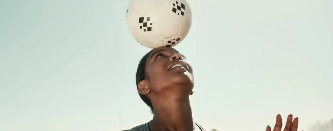 Femme avec ballon de soccer sur sa tête - Woman balancing a soccer ball on her head