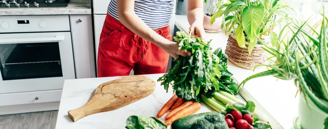 Femme avec légumes du jardin sur une table - Woman with garden vegetables on table
