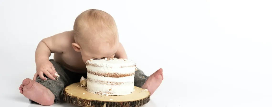 bébé qui mange du gâteau