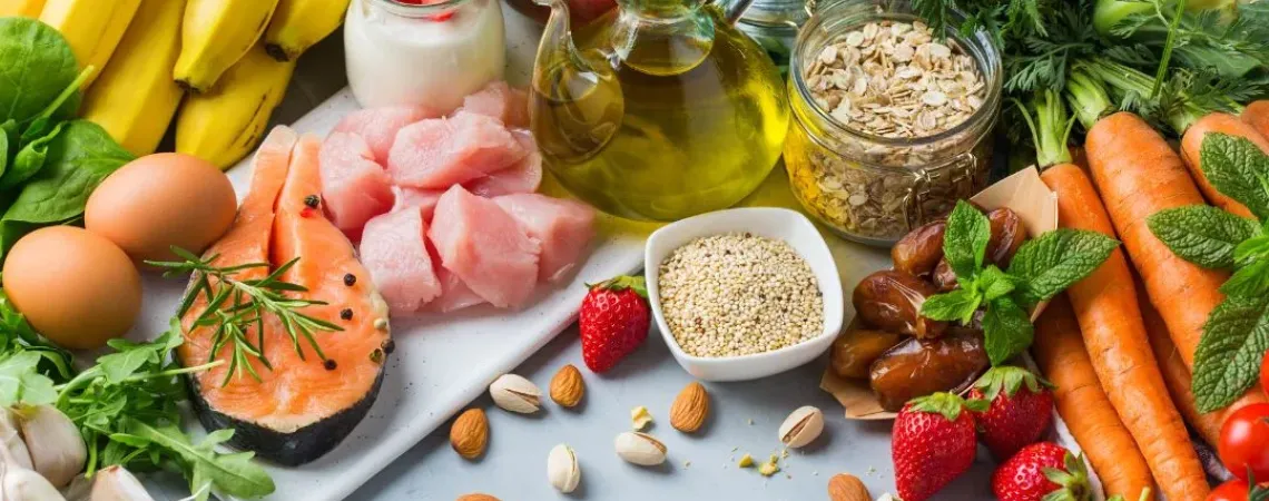 un assortiment d'aliments sains comprenant des fruits, des légumes, des noix et des œufs