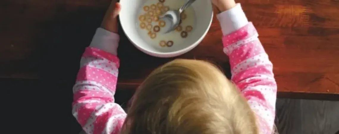 enfant mangeant des céréales