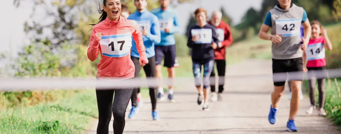 Groupe de personnes qui courent - Group of people running