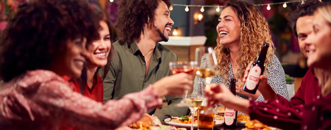 Group of friends enjoying night out - Amis autour d'un souper faisant un toast