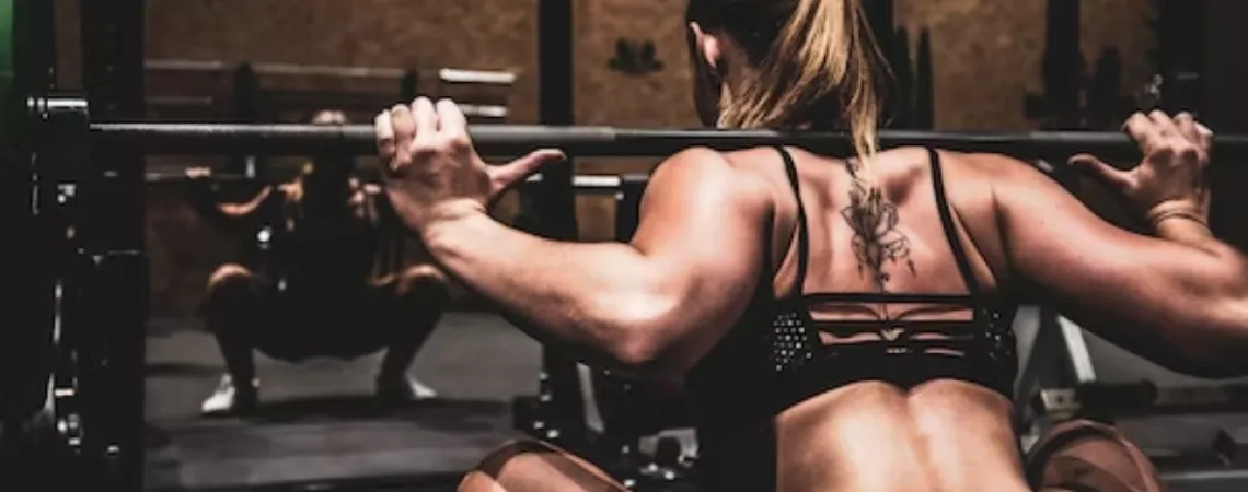 femme qui lève des poids au gymnase