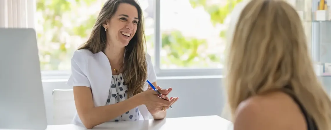 nutritionniste qui discute avec une cliente atteinte du syndrome de l'intestin irritable - ÉquipeNutrition