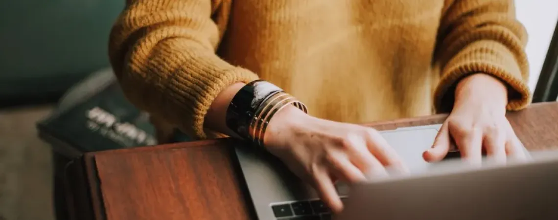 Diététiste qui travaille sur son laptop