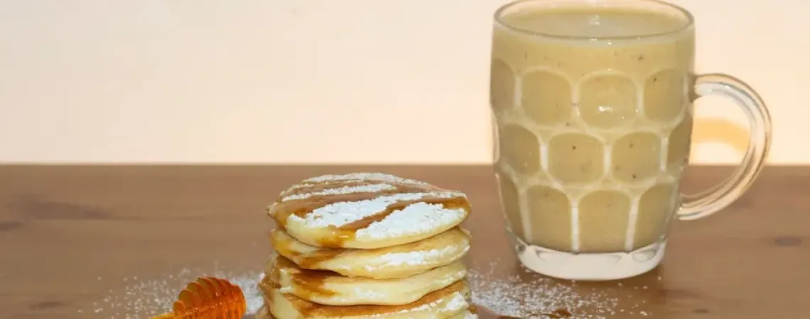 crêpes avec sirop d'érable et un latte