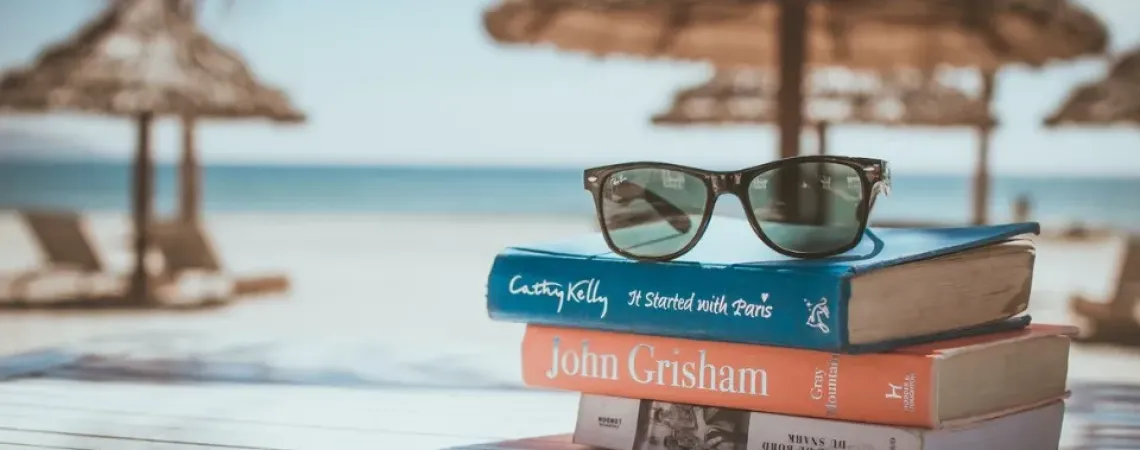 Pile de livres avec vue sur la mer