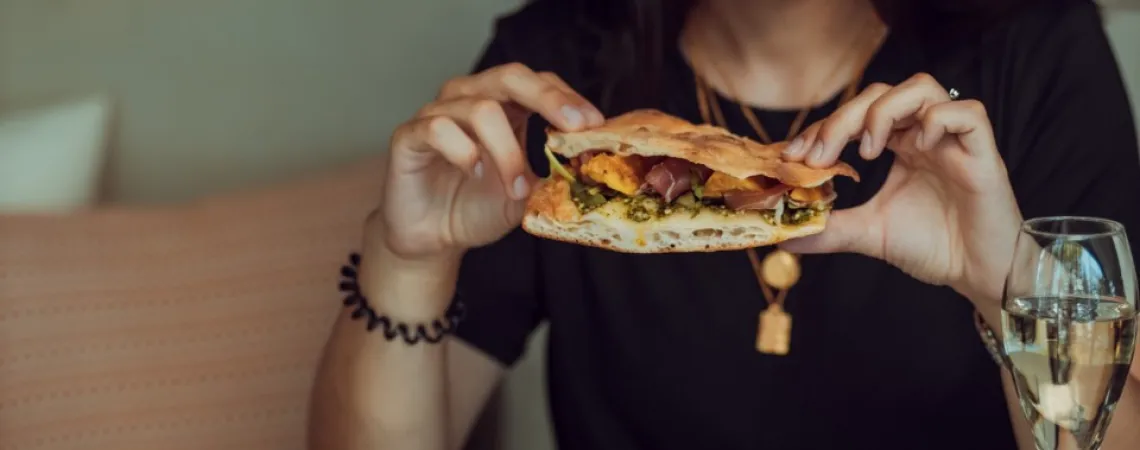 Dame qui mange un sandwich en pleine conscience au restaurant