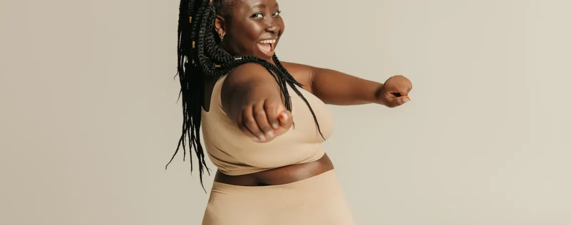Femme heureuse en habit sportif